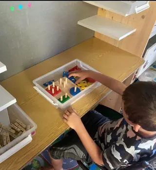 Un enfant concentré sur un jeu d’encastrement