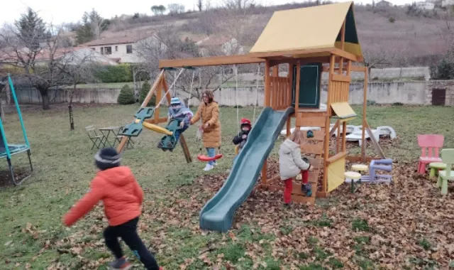 Des enfants qui jouent dans le jardin de la maison