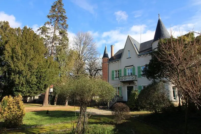 La maison de l’association à Veyre-Monton : une grande maison à tourelles, entourée d’un jardin arboré.